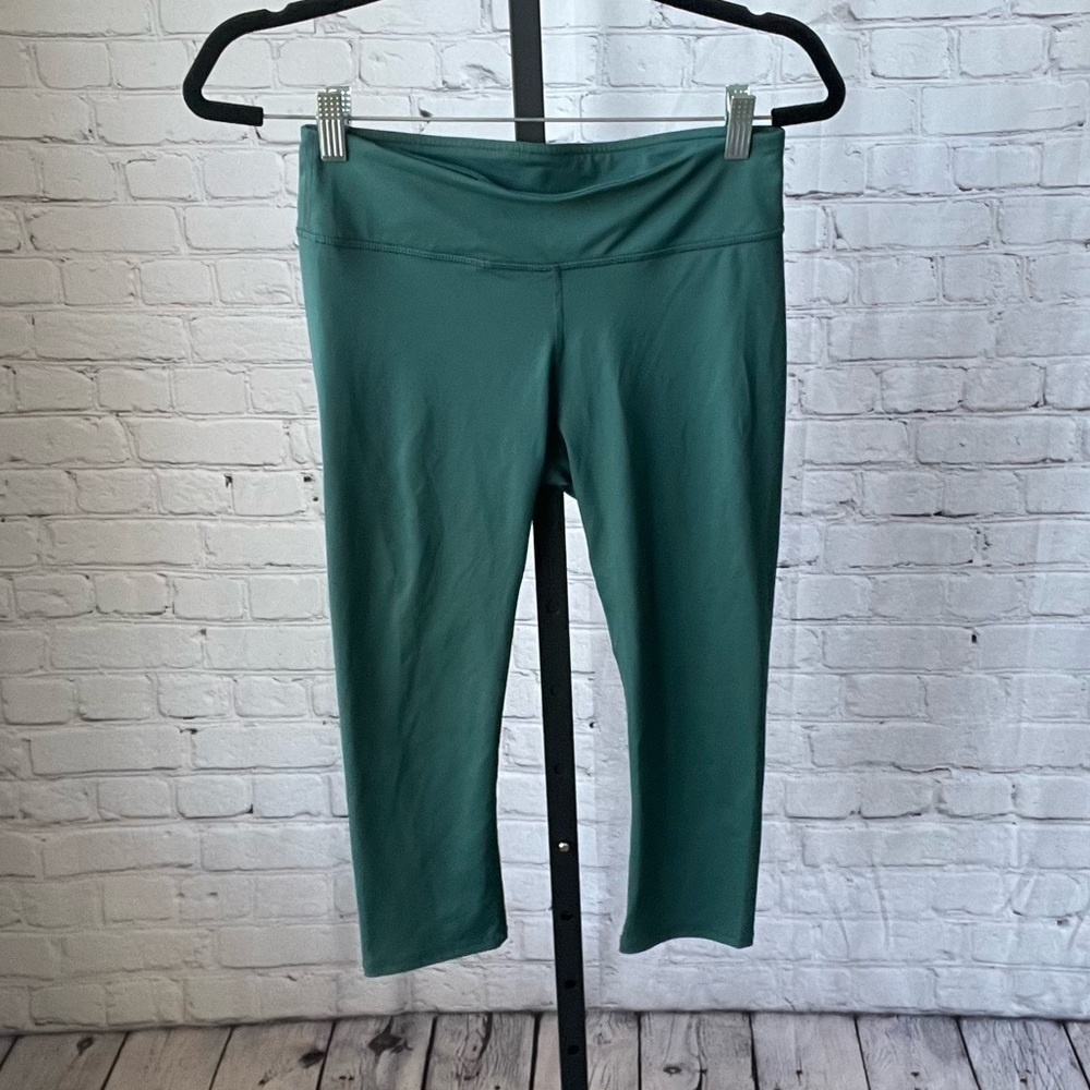 Fabletics Green Cropped Pants Size Medium